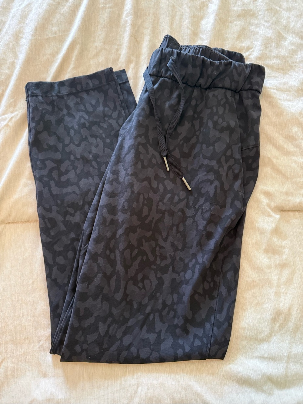 Lululemon On The Fly 7/8 Pant Dark Leopard Print - Size 4